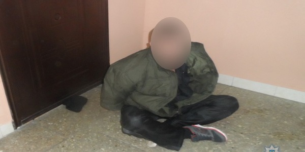 Столичні поліцейські затримали чоловіка, який вирвав із рук перехожих мобільний телефон та сумку