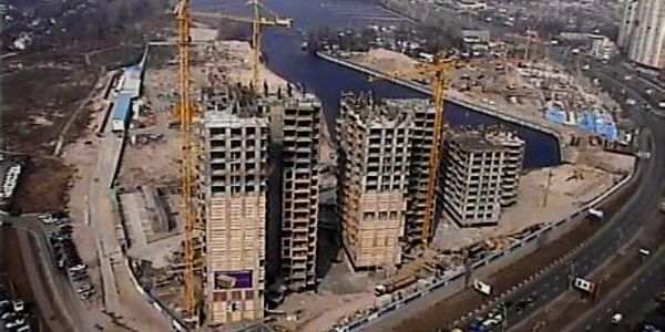 На Дніпровській набережній у Києві приватники вирили рівчак і загарбали частину узбережжя