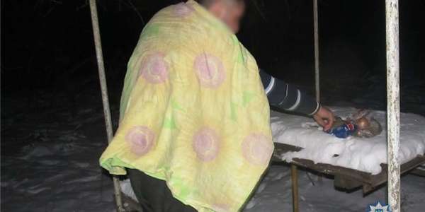 У Києві на чоловіка напали троє незнайомців із газовим балончиком та пограбували