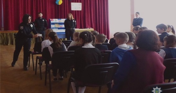 «Дитячі» поліцейські розповіли столичним школярам про кримінал