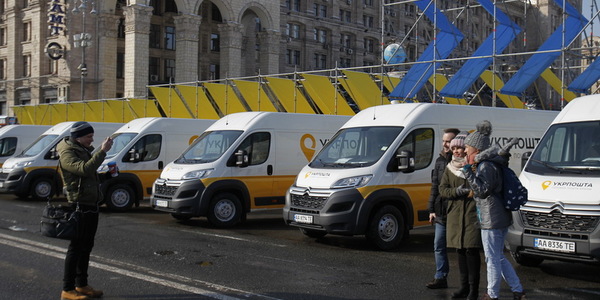 Укрпошта на Майдані похвалилася новими автівками