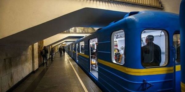 За крадіжки телефонів у метро чоловіка засудили до 4 років