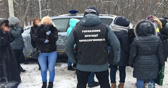 Зловмисник влаштовував гулянки із наркотиками та алкоголем на території всієї України