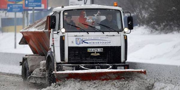 Київ прибирають 560 одиниць техніки, влада вимагає від власників будівель негайно розчищати сніг