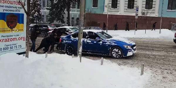 У центрі Києва буксують автівки та снігоприбиральна техніка