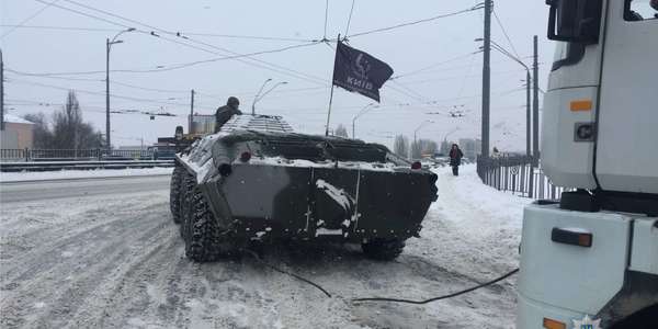 У Києві за допомогою спецтехніки правоохоронці витягують із заметів вантажівки та легковики