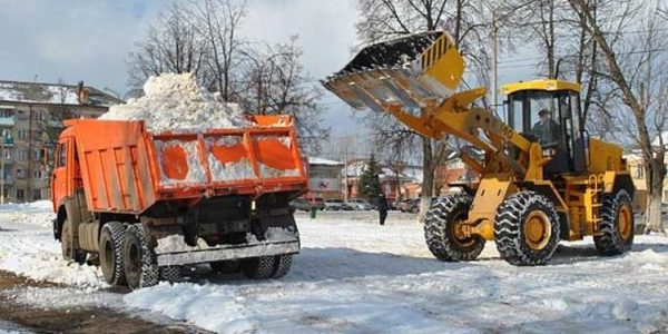 У Деснянському районі нічні бригади розчистили сніг: кияни допомагали