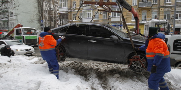 У центрі міста продовжують евакуювати порушників