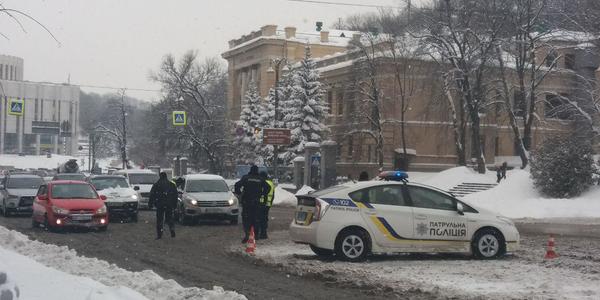 На вулиці Грушевського не пропускають пішоходів