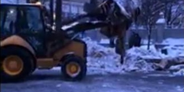 Комунальники прибрали сміття і сніг на вулиці Грушевського