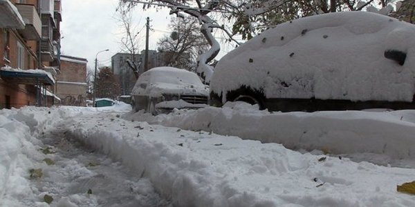 У Києві почали звільняти від снігу другорядні вулиці