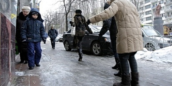 Весь Київ зараз засипають піском і сіллю