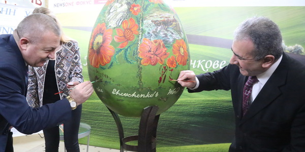 Іноземні посли розмалювали Шевченківську писанку