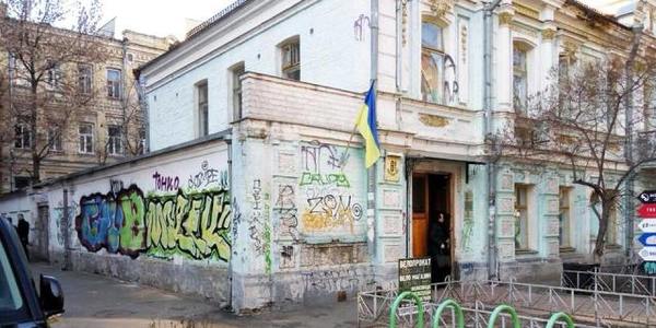 Величезне графіті на всю стіну знищували у центрі Києва