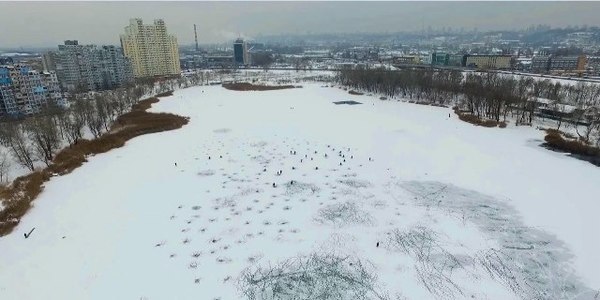 Брудний сніг з вулиць Києва вивозять на береги озер і річок