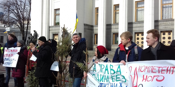 Депутатів закликали викинути старі ялинки та обрати нового омбудсмена