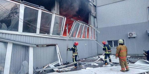 У Святошинському районі рятувальники винесли з палаючого приміщення 10 балонів з газом фреоном