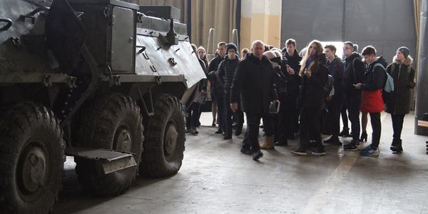 Більше 300 школярів «приміряли» на себе професії на Київському бронетанковому заводі