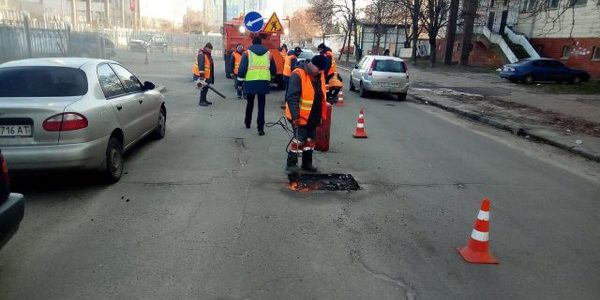 У Києві почали активно ремонтувати ями на дорогах