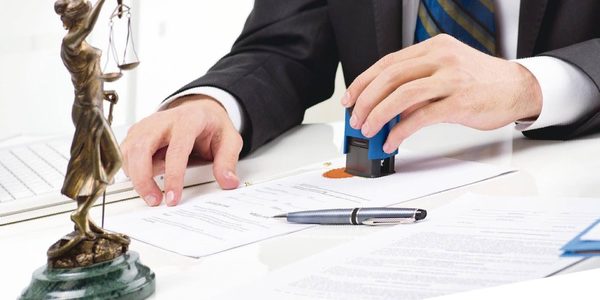 Приватний нотаріус за 18 тис. доларів незаконно зареєстрував торгівельний центр у столиці