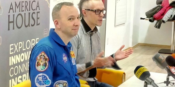 Астронавт NASA розповів, чому взяв на орбіту прапор України