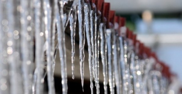 Киян застерігають від металевих люків та крижаних бурульок