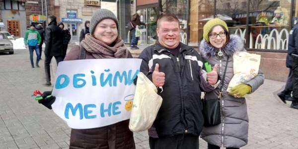 На Хрещатику дарували «листівки-щасливки» та обійми