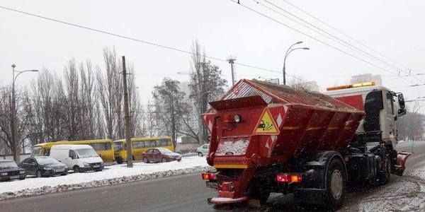 Техніка Київавтодору чергує на вулицях міста: синоптики попередили про снігопади