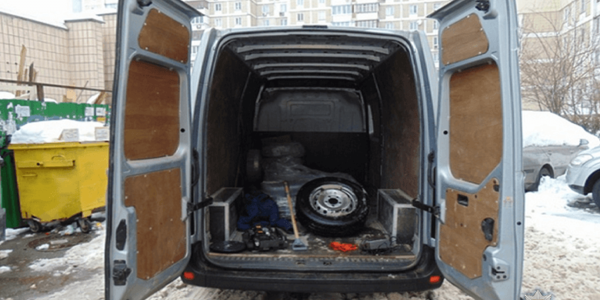 Зловмисники обікрали машину з відкритими дверима