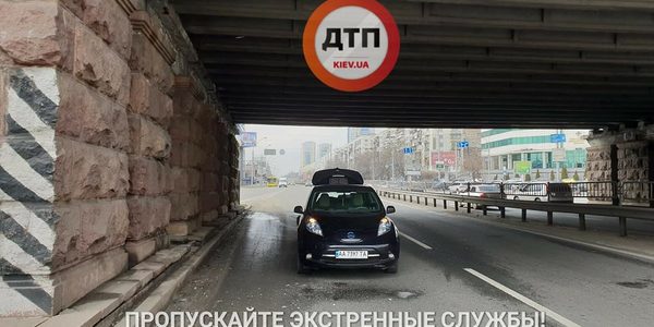 Уламки Повітрофлотського мосту впали на авто