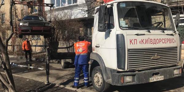 Київські двори очищають від покинутих «євроблях»