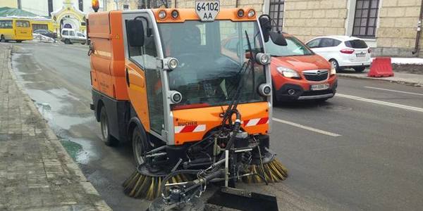 На вулиці Києва виїхали "пилососи"