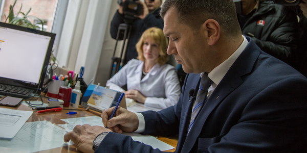Поворозник підписав декларацію з лікарем і заохочує киян долучатися