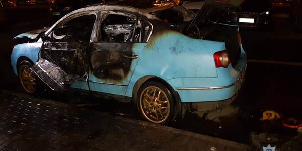 У Києві невідомі спалили іномарку