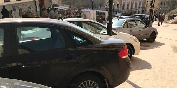 Андріївський узвіз перетворився на гігантську парковку