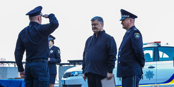 Президент України передав у підрозділи поліції катери та понад сто автомобілів