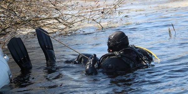 Столичні рятувальники розшукують чоловіків, що перекинулись на човні