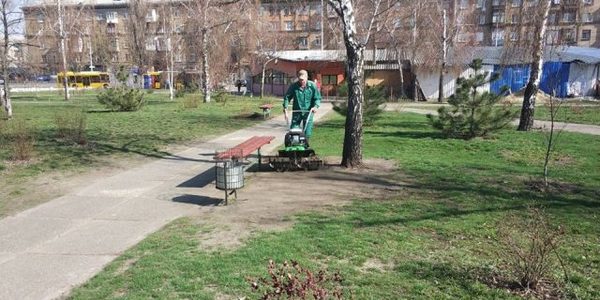 У Києві прибирають кладовища до поминальних днів та труять кліщів