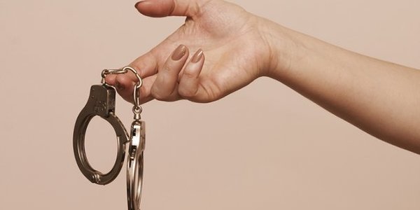 У Києві судитимуть жінку за  невдалий жарт про замінування банку