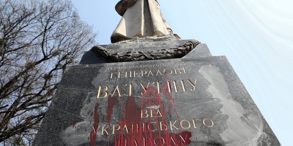 Націоналісти пофарбували пам’ятник Ватутіну у червоний