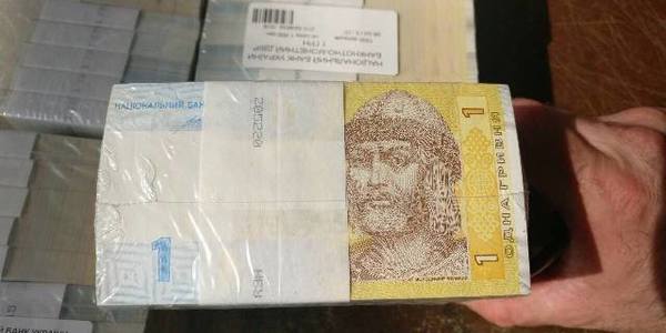 Киянин пересилав поштою за кордон 24 кілограми гривень