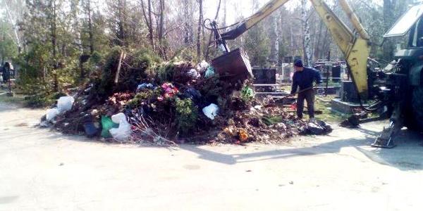 Столичні кладовища очищають від сміття і кліщів