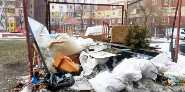 Кияни 4 місяці спокійно жили поряд із сміттям і накопичували непотріб