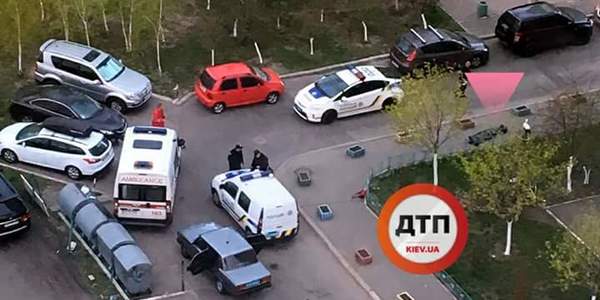 На Дарниці посеред вулиці помер чоловік
