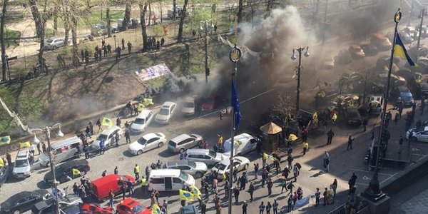 Біля Кабміну протестувальники запалили димові шашки