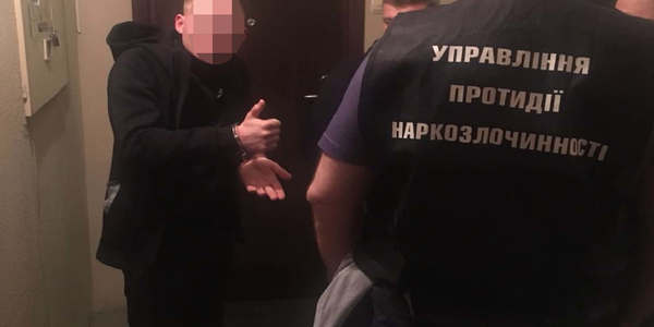 Майже став бізнесменом у 19 років: поліцейські затримали юного наркоторговця