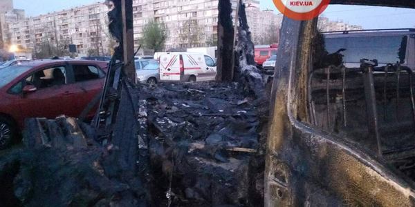 На Оболоні горіли авто: хто і навіщо підпалює машини киян?