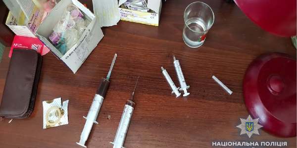 Жіноча наркоманія: поліцейські затримали киянку за збут опію