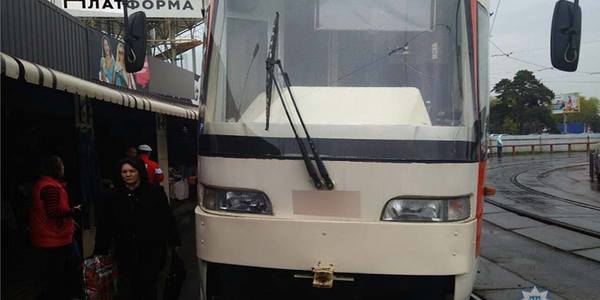 У столичному тамваї лопнув гальмівний диск, який травмував пасажирку