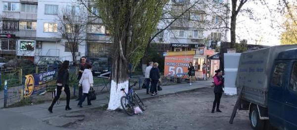 Боротьба із стихією: на Оболоні ганяють торгівлю біля метро